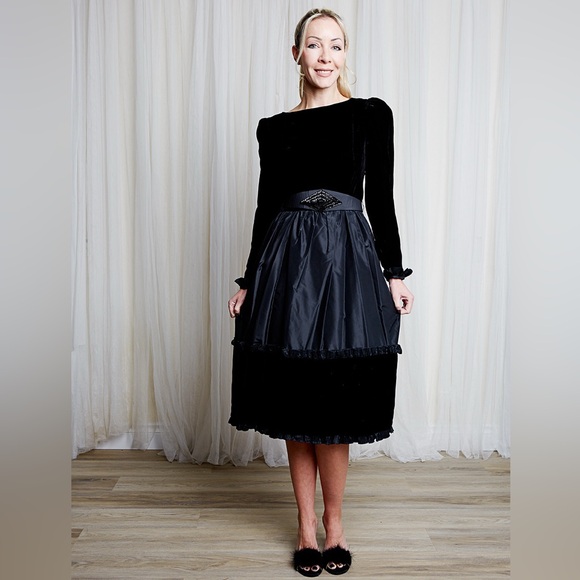 Vintage Dresses & Skirts - Vintage 80s Silk and Velvet Formal Dress Small